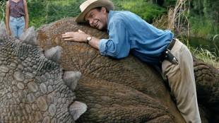 Sam Neill hviler på en Stan Winston-kreasjon i Jurassic Park (Foto: United International Pictures).