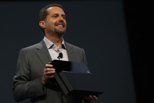 Sony-sjef Andrew House viser fram Playstation 4. (Foto: Eric Thayer/Getty Images)
