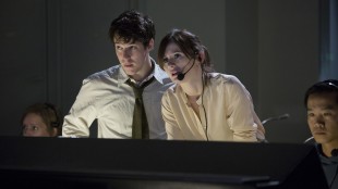 Harper (John Gallagher Jr.) og McHale (Emily Mortimer) i kontrollrommet under en «News Night»-sending. (Foto: HBO)