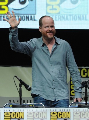 Regissør Joss Whedon blir tatt i mot av jublende folkemengder på Comic-Con 2013 i San Diego. (Foto: Kevin Winter/Getty Images/AFP)