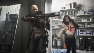 Matt Damon og Alice Braga på rømmen i Elysium (Foto: United International Pictures).