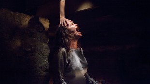 Carolyn (Lily Taylor) mottar en hjelpende hånd i The Conjuring (Foto: Warner Bros./SF Norge AS).