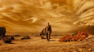 Vin Diesel havner på en lite gjestmild planet i Riddick (Foto: Norsk Filmdistribusjon).