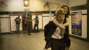 Domhnall Gleeson og Rachel McAdams i et av flere lykkelige øyeblikk i About Time (Foto: United International Pictures).