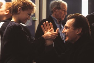 Thomas Sangster og Liam Neeson i Love Actually (Foto: United International Pictures).