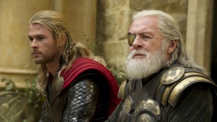 Chris Hemsworth som Thor og Anthony Hopkins som Odin i Marvel-filmen Thor: The Dark World (Foto: The Walt Disney Company Nordic).