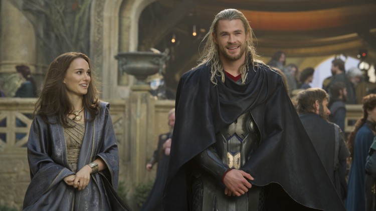 Jane (Natalie Portman) og Thor (Chris Hemsworth) gjenforenes i Thor: The Dark World (Foto: The Walt Disney Company Nordic).