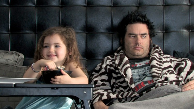 Fat Mike fra NOFX under en frokoststund i senga sammen med dattera i "The Other F Word" (Foto: Oscilloscope Laboratories)