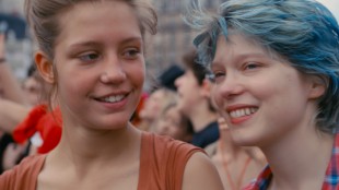Adèle Exarchopoulos (Adele) og Léa Seydoux (Emma) spiller imponerende hovedroller i Blå er den varmeste fargen (Foto: Arthaus).