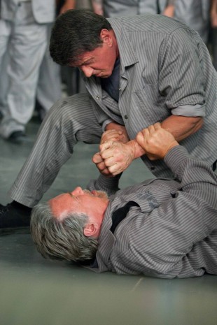 Arnold Schwarzenegger og Sylvester Stallone måler krefter i Escape Plan (Foto: Summit Entertainment).