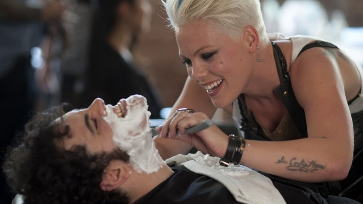 Alecia "Pink" Moore gir Josh Gad en tett barbering i Thanks For Sharing (Foto: Scanbox).