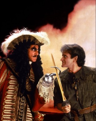 I «Hook» fra 1991 spilte Dustin Hoffman rollen som Kaptein Krok, mens ingen ringere enn Robin Williams var en litt mer voksen utgave av Peter Pan. (Foto: Tristar Pictures)