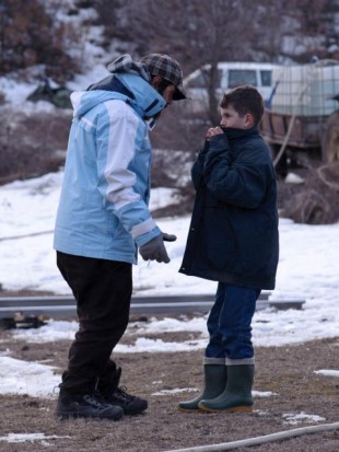 Regissør Izer Aliu instruerer hovedrolleinnehaver Bessim utenfor den albanske byen Radusha. (Foto: Gjorgji Klincarov / http://toguardamountain.tumblr.com).