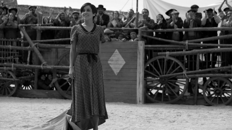 Macarena García som Carmen/Snøhvit i Snøhvit fra Andalucia - Blancanieves. (Foto: Storytelling Media).