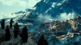 Følget ser den ødelagte byen Dal i Hobbiten: Smaugs ødemark (Foto: SF Norge).