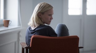 Ellen Dorrit Petersen spiller 30 år gamle Ingrid i «Blind». Filmen er produsert av Motlys, manus og regi er ved Eskil Vogt og filmen har norsk premiere 28. februar 2014. (Foto: Kimm Saatvedt/Motlys)