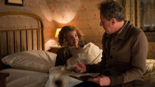 Liesel (Sophie Nélisse) finner tonen med fosterfar Hans (Geoffrey Rush) i Boktyven (Foto: Twentieth Century Fox Film Corporation).