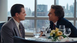 Leonardo DiCaprio får gode råd av Matthew McConaughey i The Wolf on Wall Street (Foto: UIP).