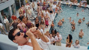 Leonardo DiCaprio spiller festglad aksjemegler i The Wolf on Wall Street (Foto: UIP).