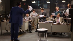 Den spede begynnelsen på et nytt aksjemeglerselskap i The Wolf on Wall Street (Foto: UIP).