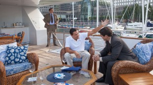 Leonardo DiCaprio og Kyle Chandler i The Wolf on Wall Street (Foto: UIP).