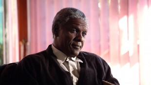 Sminken Idris Elba bruker for å skildre den eldre Mandela skjuler hans mimikk og skuespill i «Mandela: veien til frihet». (Foto: Scanbox)