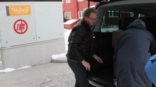 Økokrim tar med seg både papirer og datamaskiner fra Funcom sine kontoret utenfor Oslo. (Foto: NRK / Henrik Brattli Vold)