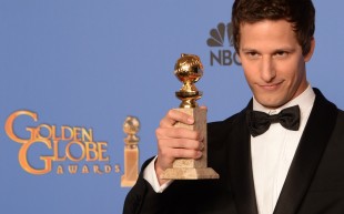 Andy Samberg med Golden Globe-prisen for beste mannlege hovudrolle i ein komiserie for «Brooklyn Nine-Nine». (Foto: AFP PHOTO / Robyn BECK)