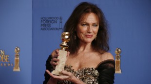 Jacqueline Bisset viser frem Golden Globe-prisen etter å ha blitt spilt ut av scenen etter en merkelig takketale. (Foto: REUTERS/Lucy Nicholson)