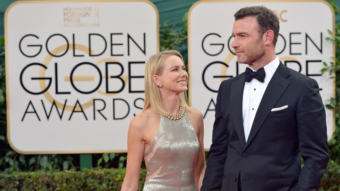 Superparet Naomi Watts og Liev Schrieber på den røde løperen før den 71. Golden Globe-utdelinga. (Foto: John Shearer/Invision/AP)