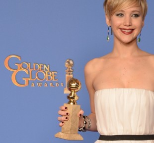 Jennifer Lawrence viser frem Golden Globe-prisen på bakrommet. (Foto: AFK / Robyn Beck)