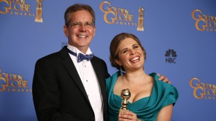 «Frozen»-regissørane Jennifer Lee og Chris Buck med Golden Globe-prisen for beste animasjonfilm. (Foto: REUTERS/Lucy Nicholson)