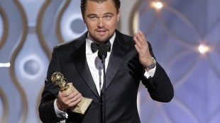 Leonardo DiCaprio tar i mot prisen for beste mannlige hovedrolle i en komedie eller musikal. (AP Photo/NBC, Paul Drinkwater)