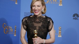 Cate Blanchett etter å ha mottatt prisen for beste kvinnelige hovedrolle i en dramafilm. (Foto: REUTERS/Lucy Nicholson)