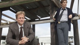 Woody Harrelson som Martin Hart og Matthew McConaughey som Rust Cohle i True Detective. (Foto: HBO Nordic).