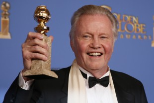 Jon Voight med prisen for beste mannlege birolle i ei TV-serie i «Ray Donovan». (Foto: REUTERS/Lucy Nicholson)