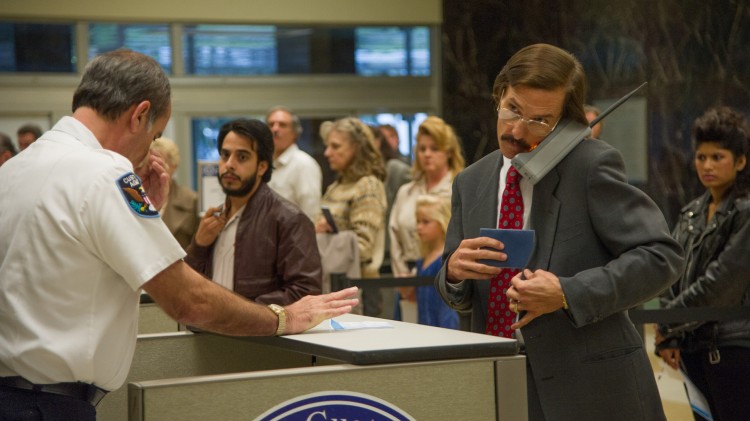 Ron (Matthew McConaughey) må gjennom passkontrollen i Dallas Buyers Club (Foto: SF Norge AS).