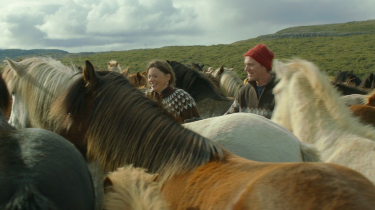 Charlotte Bøving og Ingvar Eggert Sigurðsson i Om hester og menn (Foto: Europafilm).