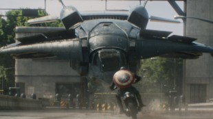 Kjørende helt mot flygende fartøy i Captain America: The Winter Soldier (Foto: Twentieth Century Fox Norway).