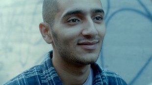 Ahmed Wasty som kjæresten Adam i Elsk meg (Foto: Øystein Mamen/Motlys/Norsk Filmdistribusjon).