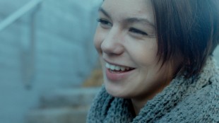 Julia Wildschut spiller en variant av seg selv i Elsk meg (Foto: Øystein Mamen/Motlys/Norsk Filmdistribusjon).