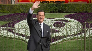 Walt Disney (Tom Hanks) ønsker velkommen til Disneyland i Saving Mr. Banks (Foto: The Walt Disney Company Nordic).