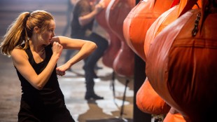 Tris (Shailene Woodley) må tøffe seg opp i Divergent (Foto: Lionsgate).