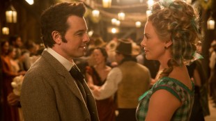 Seth McFarlane spiller mot Charlize Theron i A Million Ways To Die In The West (Foto: United International Pictures).