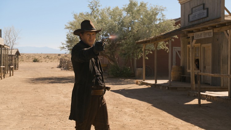 Klassisk duell på gata for Liam Neeson i A Million Ways To Die In The West (Foto: United International Pictures).