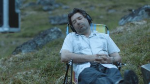 Regissøren (Jan Vardøen) i karakteristisk positur i Heart Of Lightness - Søvnløs i Lofoten (Beacon Isle Distribusjon).