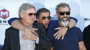Harrison Ford, Sylvester Stallone og Mel Gibson poserer for fotografene på Croisetten (Foto: REUTERS/Yves Herman).