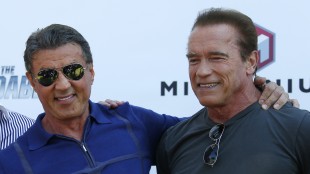 To gode venner i Cannes: Sylvester Stallone og Arnold Schwarzenegger (Foto: REUTERS/Yves Herman).