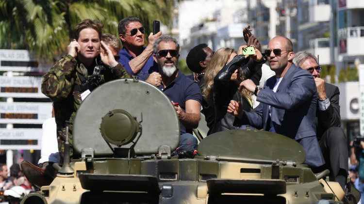 Sylvester Stallone, Mel Gibson, Jason Statham og Harrison Ford på vei mot Hotel Carlton i Cannes med tank (Foto: REUTERS/Yves Herman).