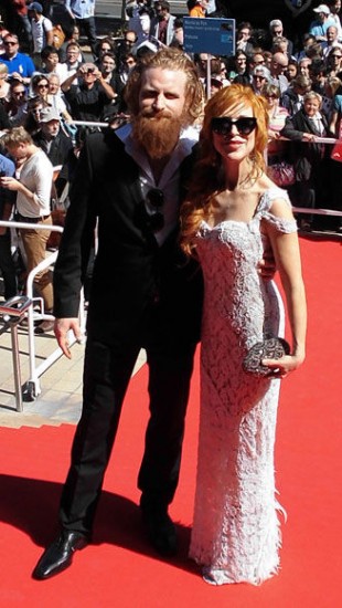 Kristofer Hivju på den røde løperen med sin kone Gry Beate Molvær i Cannes. (Foto: Privat)
